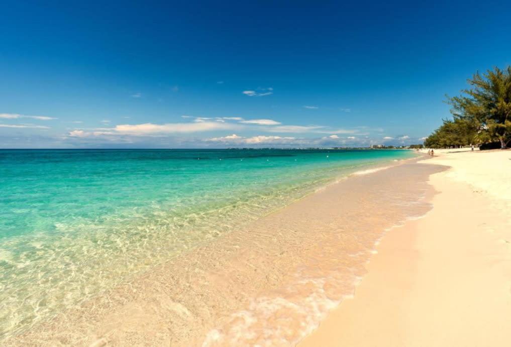 Beach Living At Plantation Village Blgs George Town Bagian luar foto
